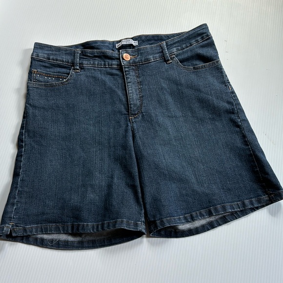 Lee Slender Secret - “lower on waist” denim shorts. Women’s size 14 - Picture 1 of 10